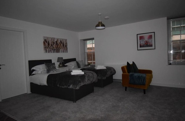 No 8 Modern studio in Worksop