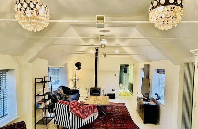 Superb 2 bed cottage - Hot tub, log burner and gardens in tranquil setting