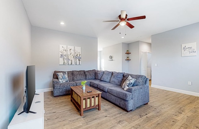 Modern dog-friendly home with enclosed yard, pool, grill, mtn views, W/D, & AC