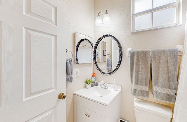 Townhouse near the lake with outdoor pool, hot tub, patio, streaming, W/D, & AC