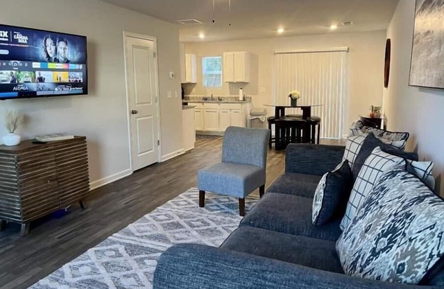 Beautiful Macon Home! Convenience & Comfort!