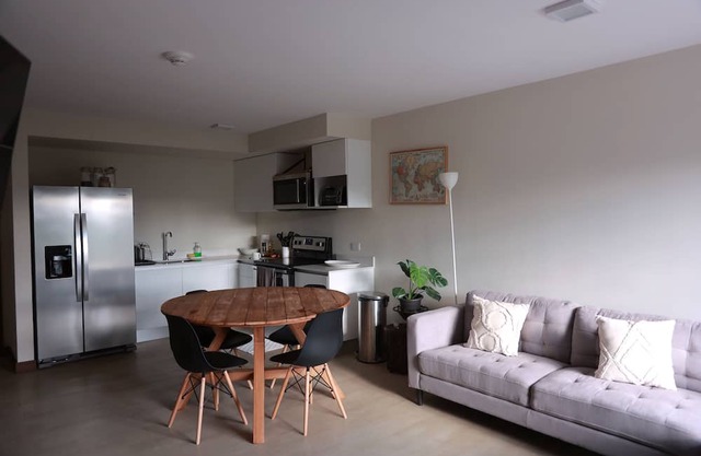 Cozy Apartment close to the nicest parts of San jose, 15 min to SJO airport