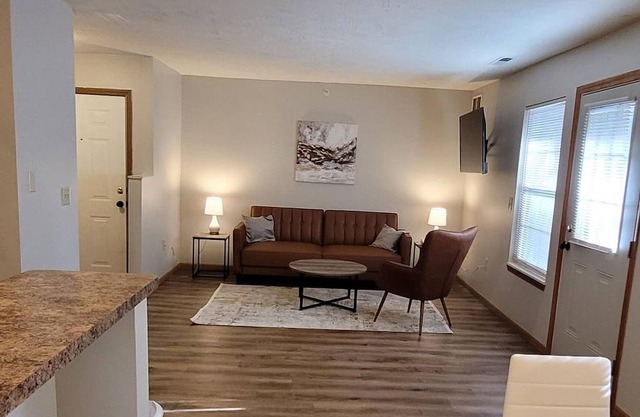 Spacious 2 Bedroom Apartment Next To Rivian