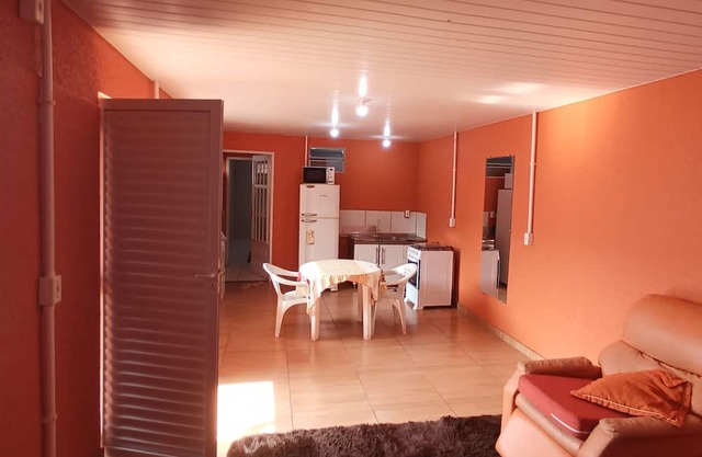 Casa Fundos p 3 Pessoas com Ar-cond. Wifi Garagem Coberta Cozinha