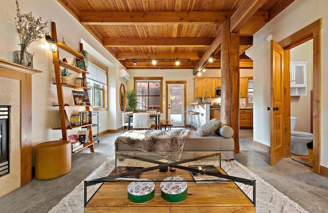 Modern Cabin Style + Deck, Central District!