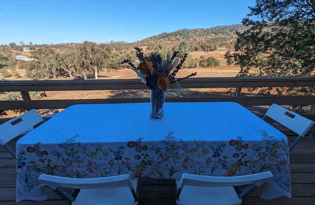 42 mi from Yosemite Gate. Sleeps10