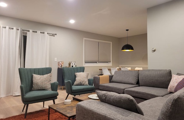 Cozy Townhome near the Dupage River Trail