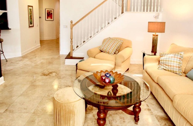Furnished Corp. Rental. Minutes restaurants, theme parks, airport, hospital.