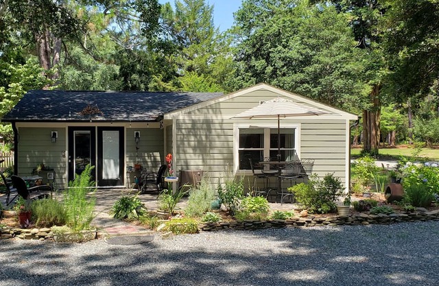 Private Cottage & grounds just minutes from the top golf courses in the country!