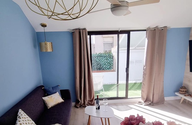 Relaxing terrace in the center, you can visit the island and strolling the city.