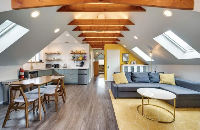 HOT TUB! Beautifully renovated attic loft in the heart of Cole!