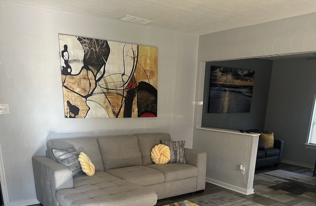 3BR, 2.5BA Oasis, Indoor Pool, 10min from Town Center - Book Your Getaway Now!🏡
