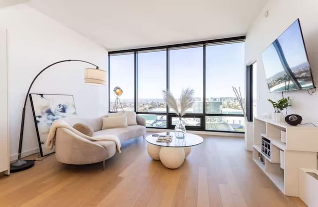 2-Bed Elegance: Downtown LA’s Skyline Suite
