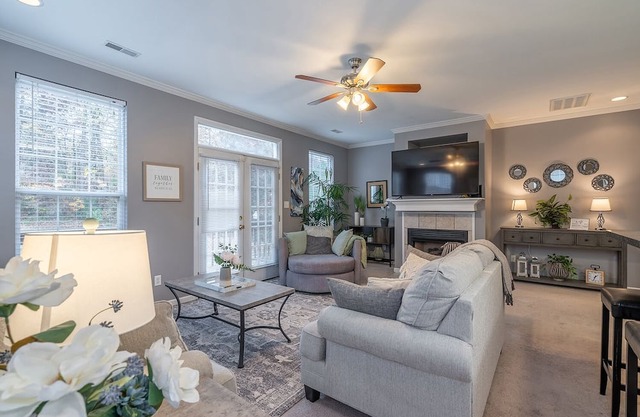 Furnished Three-story two car garage, end-unit townhome in Knoxville / Farragut