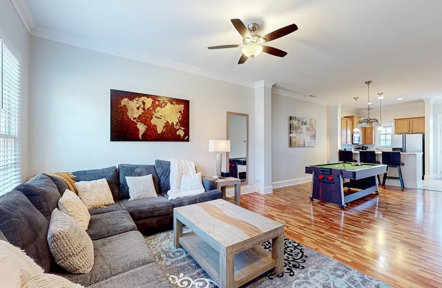 Charming townhome in the city with a pool table, patio, full kitchen, A/C, & W/D