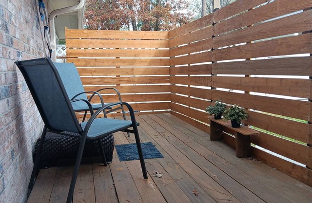 Forest Glade tuck in 10 minutes from Bush Airport with a deck and parking.