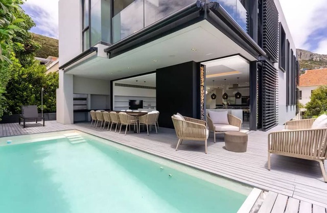 Spacious & Exclusive 6 Bedroom Villa positioned b/w Signal Hill and Sea Point