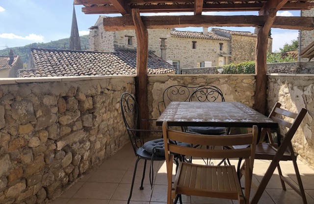 LA CONFISERIE with private terrace and barbecue/shared swimming pool