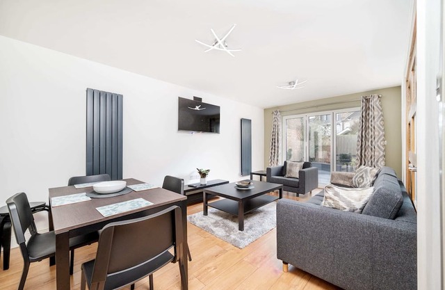 Sleek 2BR with Patio an East Ham comfort