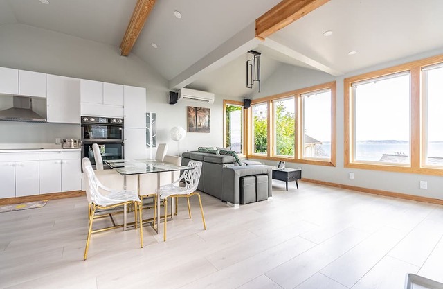 Breathtaking View of the Puget Sound , 5 min walk to Alki Beach, Newly Built