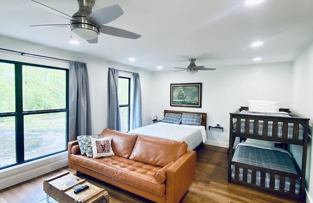 MSU Game Day Home & Guesthouse - Perfect for large group - 10 minutes to campus