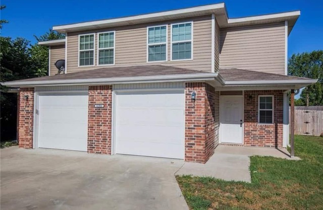Spacious mid century modern condo - Pet Friendly - Bikers Dream