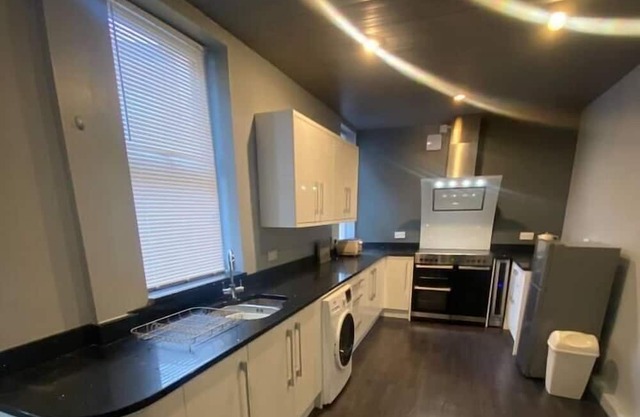 Beautiful 3-Bed House in Preston