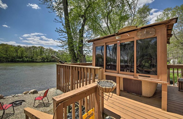 Riverfront ‘Shiitake Cabin’ w/ Private Hot Tub!