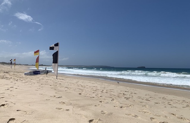 Cute original 60’s Budgewoi beach house. 5 minute walk to beach & pet friendly!