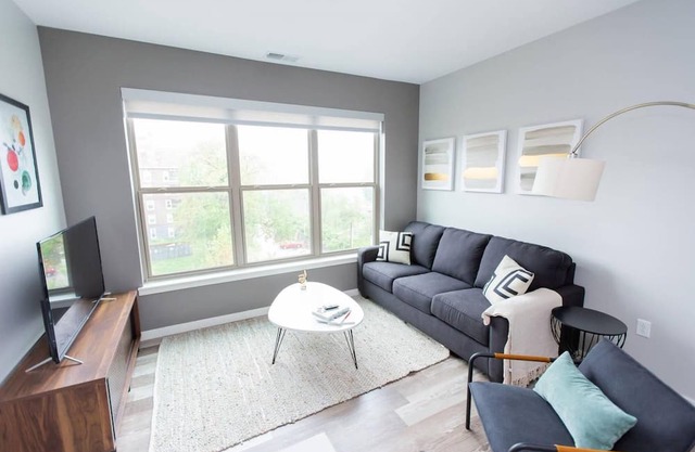 St. Louis | Luxurious 2BD/2BA Forest Park Apartment