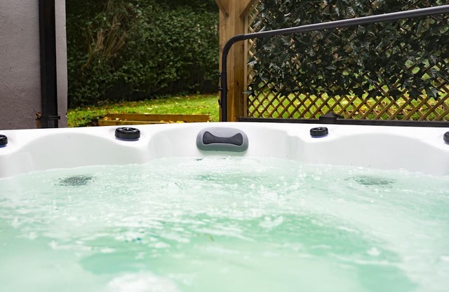The Headingley House Leeds - Hot Tub - Sleeps Up To 12 - EV Charging