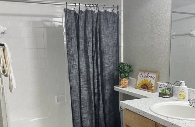 Cozy stay near Cowboy & Ranger Stadium, Six Flags, Hurricane Harbor, Texas LIVE