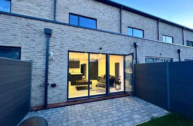 Immaculate 4-Bed House near City Airport