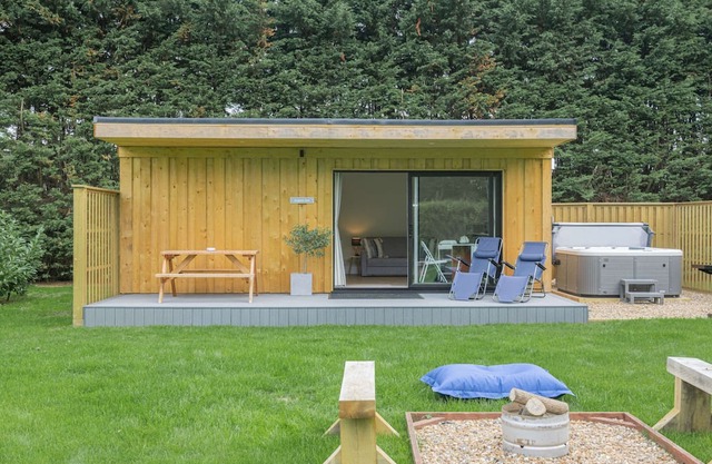 City to Country Retreat Luxury Lodge with Hot Tub