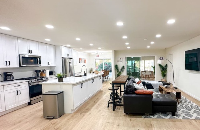 Magical Retreat Minutes from Disneyland! Elderly-Friendly, Newly Remodeled 5BR.