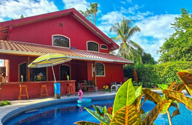 Large family house, A/C, swimming pool, outdoor patio, minutes to the beaches!