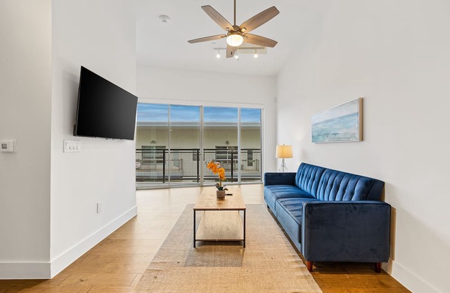 Luxury Apartment - 1 King Bedroom 2 Full Bathrooms