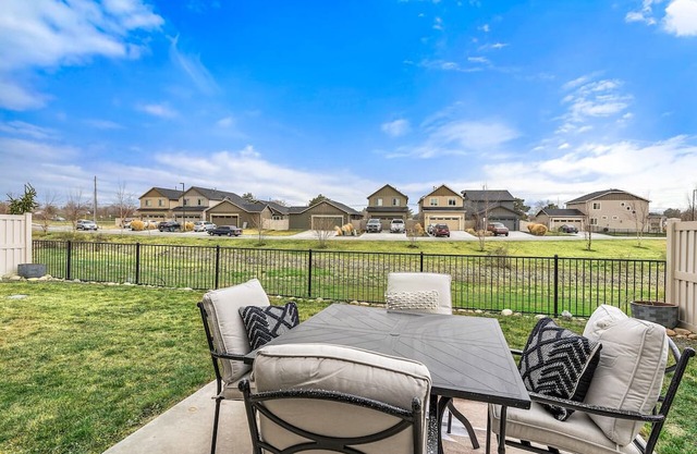 Baserri - Single level/Fenced Yard