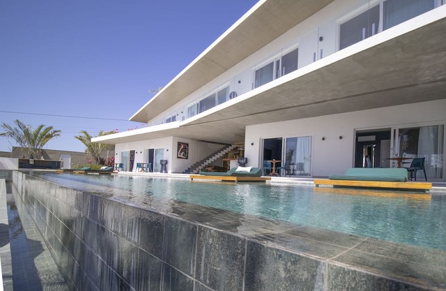 Luxury Suite - Infinity Pool + Jacuzzi