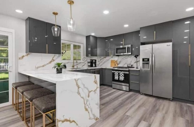 Modern Home: Firepit, Garden, Ping Pong Table, BBQ