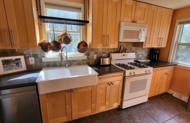 Cute 3 b 1 b Family home in Cle