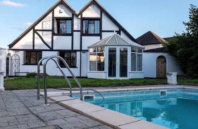 Modern villa, sleeps 10, 2 bathrooms, park 3 vans