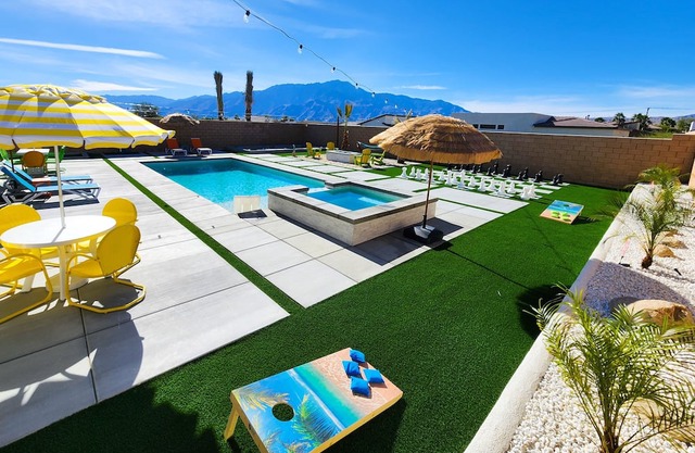 Desert Beach Hut: Pool, Spa, Games, Mountain Views