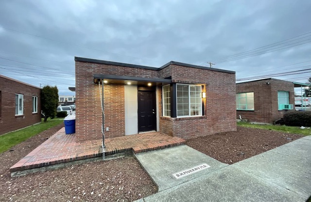 Dr. Murray's Office - Pristine Hilltop Home Close to Hospitals and Light Rail