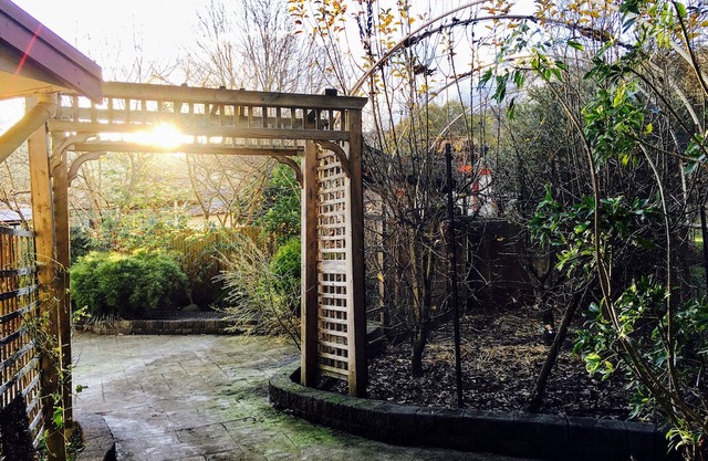 Romantic Lakeside Getaway with Spa - Pet Friendly - 20% OFF