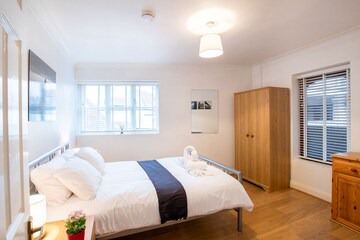 BookedUK: Contemporary Apartment in Stansted