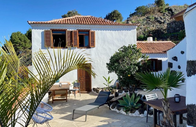 Finca with jacuzzi and sea views