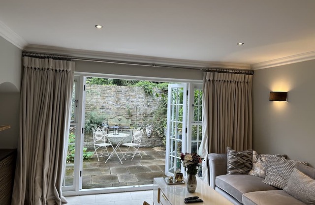 Stylish & Chic! A Georgian House in Zone 1!