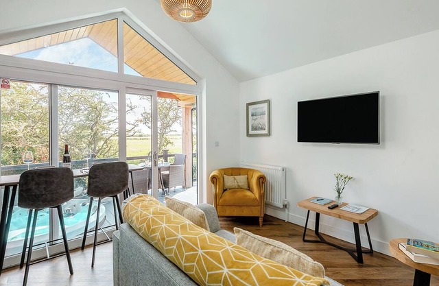 Stunning lodge with one king-size double and en suite shower.