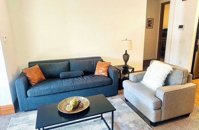 Live Like Royalty! Grand Castle Apt Near Attractions